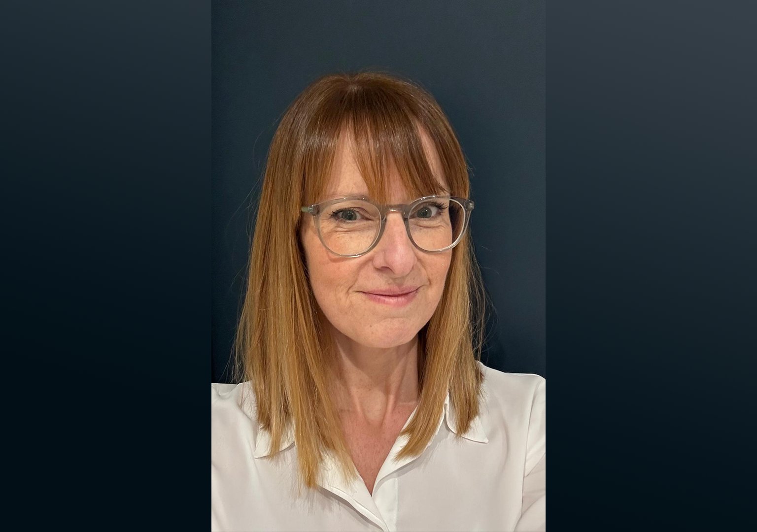 A picture of Shelley who left ModYu a testimonial as to how Balance our HT4 phase 1 shampoo, had helped her scalp